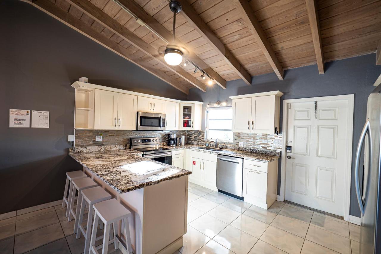 Newly Renovated 3Br2Ba Duplex With Private Dock Villa Key Colony Beach Bagian luar foto